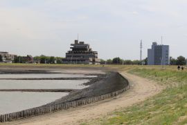 Lais Puzzle - Das architektonische Rathaus von Terneuzen in Zeeland, Niederlande und davor ein Boulevard, Pier und das Westerschelde Meer im Frühling - 2.000 Teile