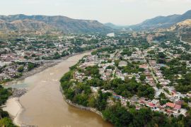 Lais Puzzle - Hängebrücke, die über einen von viel Vegetation umgebenen Fluss führt, in Honda, Tolima / Kolumbien - 2.000 Teile