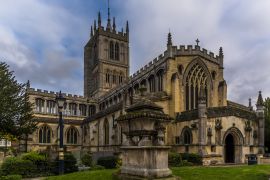 Lais Puzzle - Ein Panoramablick auf die St. Mary's Church in Melton Mowbray, Leicestershire, England im Sommer - 2.000 Teile