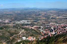 Lais Puzzle - Covilhã, Portugal: Straßen, Plätze und Gebäude in der Altstadt an einem Sommertag - 2.000 Teile