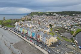 Lais Puzzle - Bunte Häuser an der südlichen Strandpromenade, Aberystwyth, Ceredigion, Wales, Großbritannien. Atemberaubende Küstenaussichten dieser Küstenstadt an einem bewölkten Tag - 2.000 Teile