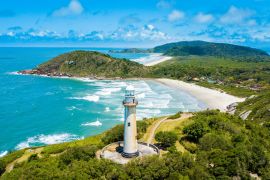 Lais Puzzle - Ilha do Mel - Paraná. Luftaufnahme des Conchas-Leuchtturms und der Strände von Ilha do Mel, Brasilien - 2.000 Teile