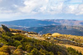 Lais Puzzle - Wanderweg im Hochland der griechischen Kykladeninsel Andros mit der Insel Euböa im Hintergrund - 2.000 Teile