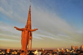 Lais Puzzle - Skulptur der ausgestreckten Arme Jesu in einer der Kirchen der Stadt Santa Fe, Argentinien - 2.000 Teile