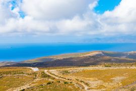 Lais Puzzle - Kleine orthodoxe Kapelle im Hochland der griechischen Kykladeninsel Andros mit der Insel Euböa im Hintergund - 2.000 Teile