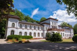 Lais Puzzle - Blick auf das historische Badehaus in der Kurstadt Bad Soden / Deuschland am Taunus - 2.000 Teile