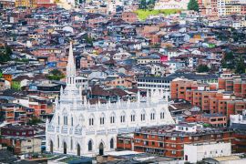 Lais Puzzle - Panoramablick auf die Stadt Manizales, ihre Häuser und ihre Kirche, in Caldas, Kolumbien - 2.000 Teile