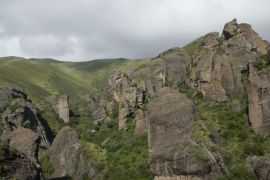 Lais Puzzle - Jurassische Landschaft. Panoramablick auf die Berge, den grünen Wald und die Felsformationen Los Terrones in Cordoba, Argentinien - 2.000 Teile