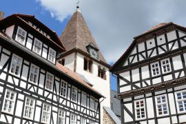 Lais Puzzle - Turm der Stiftskirche mit Fachwerkhäusern in Kaufungen / Hessen - 2.000 Teile