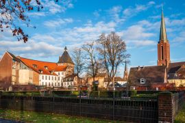 Lais Puzzle - Moerser Grafenschloß mit Kirchturm der benachbarten Kirche St. Josef - 2.000 Teile