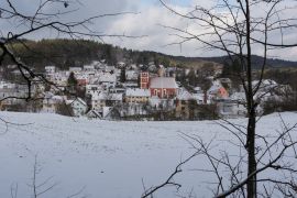 Lais Puzzle - Blick auf das Städtchen Etzelwang in Bayern mit schneebedeckten Dächern und Kirche im Winter - 2.000 Teile