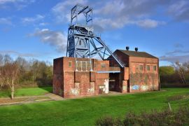 Lais Puzzle - Barnsley Main Pit Head & Winding Gear, jetzt ein Grade II Listed Monument, England - 2.000 Teile