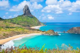Lais Puzzle - Schöner Blick auf Conceicao und die mittleren Strände mit dem Gipfelberg (Morro do Pico) im Hintergrund, Insel Fernando de Noronha - Brasilien - 2.000 Teile