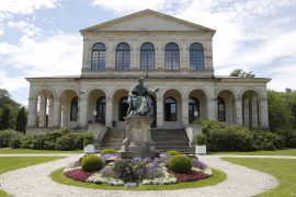 Lais Puzzle - Denkmal von König Ludwig I. von Bayern. Vorderansicht des Kursaal-Gebäudes in Bad Brückenau. Bayern, Deutschland, Europa - 2.000 Teile