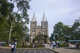 Lais Puzzle - Leben auf dem Hauptplatz des bunten Jardin, Antioquia, Kolumbien - 2.000 Teile
