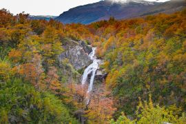 Lais Puzzle - Wasserfall an einer Straße in Patagonien. Irgendwo in der Straße "Siete lagos". Neuquén - Argentinien - 2.000 Teile
