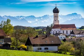 Lais Puzzle - Schönes Oberbayern: Münsing am Starnberger See mit Panoramablick auf Kirche und die Alpen mit Zugspitze - 2.000 Teile