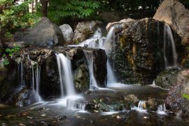 Lais Puzzle - Kleiner Wasserfall im Shirotori-Garten in Aichi, Japan - 2.000 Teile