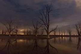 Lais Puzzle - Nachtaufnahme der Ruinen von Epecuen, die Sterne erhellen den Himmel in der Nähe der Stadt Carhue, Provinz Buenos Aires, Argentinien - 2.000 Teile