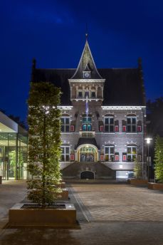 Lais Puzzle - Rathaus, Veendam bei Nacht, Dämmerung, Niederlande - 2.000 Teile