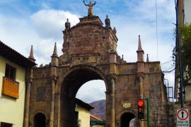 Lais Puzzle - Der Arco de Santa Clara ist ein Triumphbogen, der an einem der Punkte der Plaza San Francisco im historischen Zentrum der Stadt Cusco errichtet wurde. Er gilt als der schönste Triumphbogen in Peru - 2.000 Teile
