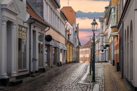 Lais Puzzle - Eine schöne bunte Straße bei Sonnenuntergang in Viborg, Dänemark. Schöne Stadt Straße in Dänemark. Dänemark Stadtbild in der Abenddämmerung. Skandinavische Straße bei Sonnenuntergang. Viborg ist eine der ältesten Städte Dänemarks - 2.000...
