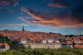 Lais Puzzle - Bunte Wolken über rotem Dach in Randers Stadt Dänemark - 2.000 Teile