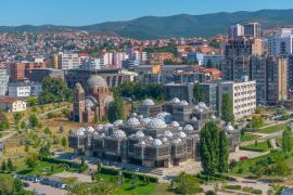 Lais Puzzle - Nationalbibliothek des Kosovo und unvollendete serbisch-orthodoxe Kirche Christus der Erlöser in Prishtina, Kosovo - 2.000 Teile