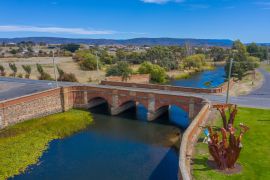 Lais Puzzle - Luftaufnahme der roten Brücke in der Stadt Campbell in Tasmanien, Australien - 2.000 Teile