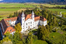 Lais Puzzle - Luftaufnahme von Kloster Schlehdorf mit Pfarrkirche St. Tertulin am Kochelsee, Schlehdorf Oberbayern, Bayern, Deutschland - 2.000 Teile