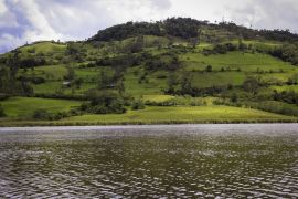 Lais Puzzle - Landschaft der ländlichen Gebiete und eines Sees in Pomacochas, Peru - 2.000 Teile