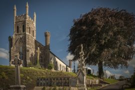 Lais Puzzle - Killeshin Parish Church und Copper Beech Tree an der Grenze zwischen den Grafschaften Carlow und Laois, Irland - 2.000 Teile