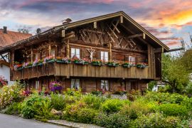 Lais Puzzle - Altes hölzernes Bauernhaus in Bernried am Starnberger See, Bayern, Deutscland - 2.000 Teile