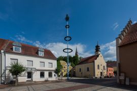Lais Puzzle - Bad Abbach, Marktplatz, Kirche und Maibaum mit blauem Himmel - 2.000 Teile
