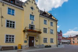 Lais Puzzle - Rathaus in Wörth an der Donau in Bayern bei Regensburg im Sommer bei blauem Himmel - 2.000 Teile