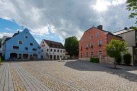 Lais Puzzle - Au in der Hallertau in Oberbayern, Marktplatz mit Rathaus im Sommer - 2.000 Teile