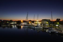 Lais Puzzle - Kleiner griechischer Hafen bei Komotini bei Nacht gesehen - 2.000 Teile