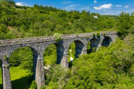 Lais Puzzle - Luftaufnahme des Pontsarn-Viadukts bei Morlais und Merthyr Tydfil in Südwales. Das Viadukt ist jetzt Teil des Wander- und Radwegenetzes Taff Trail. - 2.000 Teile