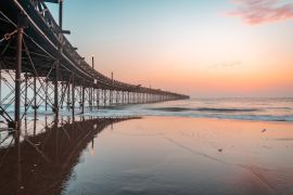 Lais Puzzle - Pier über dem Meer gegen den Himmel bei Sonnenuntergang, Peru - 2.000 Teile
