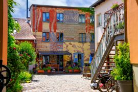 Lais Puzzle - Farbenfrohes Leben, Innenhof Neuruppin - 2.000 Teile