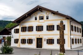 Lais Puzzle - Papst Geburtshaus in Marktl am Inn, Bayern, Deutschland - 2.000 Teile