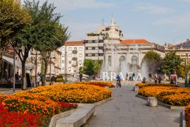Lais Puzzle - Braga, Portugal: Blick auf die Straße Liberdade pedestran und die Praca de la Republica mit dem BRAGA-Schild in Braga, Portugal - 2.000 Teile