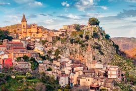 Lais Puzzle - Wunderbares Morgenstadtbild der Stadt Novara di Sicilia. Erstaunliche Frühlingsansicht von Sizilien, Italien, Europa - 2.000 Teile