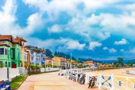 Lais Puzzle - Strandpromenade in Ribadesella, Asturien, Spanien. - 2.000 Teile