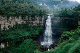 Lais Puzzle - Salto del Tequendama - ein Wasserfall am Fluss Bogotá in Kolumbien. Schöner kaskadenförmiger, sehr langer Wasserfall in der Schlucht - 2.000 Teile
