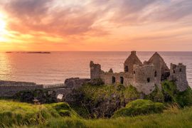 Lais Puzzle - Ruine des mittelalterlichen Dunluce Castle auf der Klippe bei herrlichem Sonnenuntergang, Wild Atlantic Way, Bushmills, County Antrim, Nordirland - 2.000 Teile