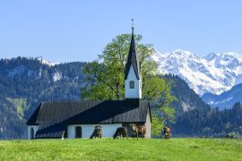 Lais Puzzle - Idyllischer Blick auf die Kirche von Bolsterlang mit herrlicher Kulisse der verschneiten Allgäuer Alpen - 2.000 Teile