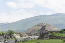 Lais Puzzle - Pyramide des Mondes, piramide de la luna, und Allee der Toten, Calzada de los muertos, in Teotihuacan, Mexiko - 2.000 Teile