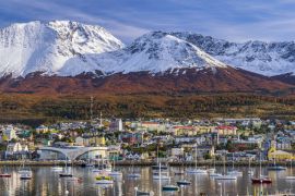 Lais Puzzle - Ein Blick auf die Bucht und die Stadt Ushuaia vor dem Hintergrund der schneebedeckten Anden im Herbst, Feuerland, Patagonien, Argentinien - 2.000 Teile