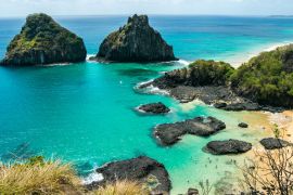 Lais Puzzle - Blick auf den Zwei-Brüder-Berg und die Schweinebucht (Morro dos Dois Irmãos e Baía dos Porcos auf Portugiesisch) in Fernando de Noronha, Brasilien - 2.000 Teile
